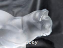 Grande figurine de chat accroupi en cristal givré de Lalique, célèbre et fabriquée en France, 9,5 pouces.
