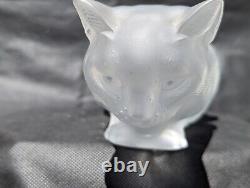 Grande figurine de chat accroupi en cristal givré de Lalique, célèbre et fabriquée en France, 9,5 pouces.