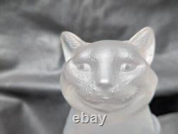Grande figurine de chat accroupi en cristal givré de Lalique, célèbre et fabriquée en France, 9,5 pouces.