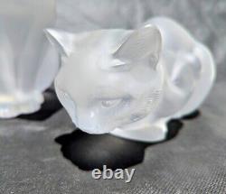 Grande figurine de chat accroupi en cristal givré de Lalique, célèbre et fabriquée en France, 9,5 pouces.