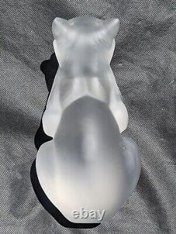 Grande figurine de chat accroupi en cristal givré de Lalique, célèbre et fabriquée en France, 9,5 pouces.