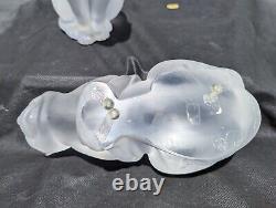 Grande figurine de chat accroupi en cristal givré de Lalique, célèbre et fabriquée en France, 9,5 pouces.