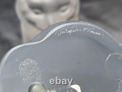 Grande figurine de chat accroupi en cristal givré de Lalique, célèbre et fabriquée en France, 9,5 pouces.