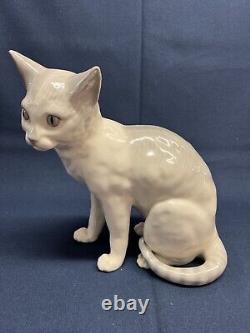 Grande figurine de chat en porcelaine de Sitzendorf
