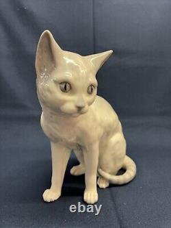 Grande figurine de chat en porcelaine de Sitzendorf