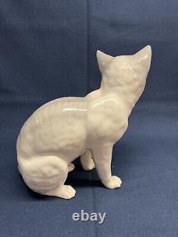 Grande figurine de chat en porcelaine de Sitzendorf