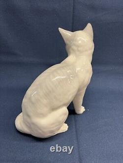 Grande figurine de chat en porcelaine de Sitzendorf