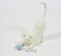 Herend, Chat Blanc Jouant Avec une Balle, Figurine en Porcelaine Peinte à la Main! (i143)