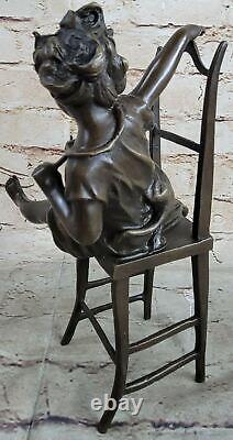 Jeune fille espiègle avec un chat sur une chaise statue en bronze drôle Décoration Figurine Figure