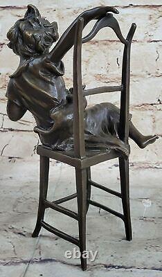 Jeune fille espiègle avec un chat sur une chaise statue en bronze drôle Décoration Figurine Figure