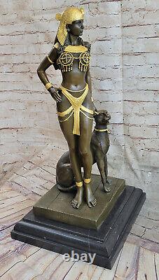 La reine Cléopâtre nue d'Égypte et le grand chat en bronze art déco par la méthode de la cire perdue