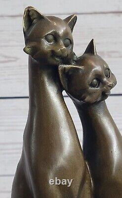 'La sculpture en bronze signée Miguel Lopez, statue de chat art déco du milieu du siècle'