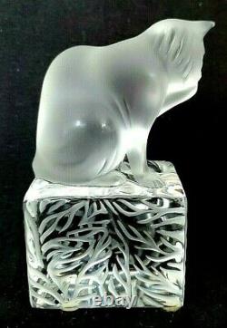 Lalique France Crystal Cat On Pedestal Frosted Cleaning Time Signé 11677 Menthe