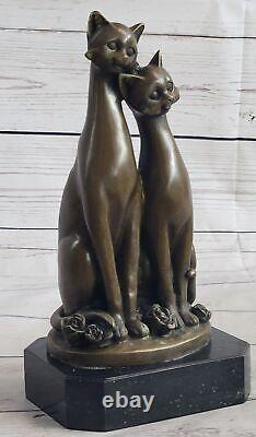 Paire de chats harmonieux, sculpture en bronze sur marbre de style Art Déco
