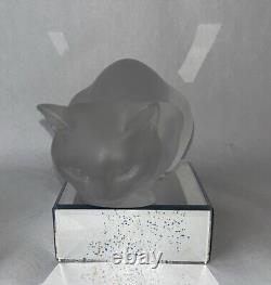 Paire de figures de chat assis et accroupi en cristal givré Lalique France