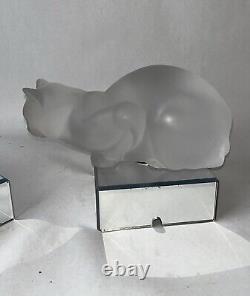 Paire de figures de chat assis et accroupi en cristal givré Lalique France