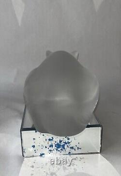 Paire de figures de chat assis et accroupi en cristal givré Lalique France