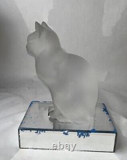 Paire de figures de chat assis et accroupi en cristal givré Lalique France