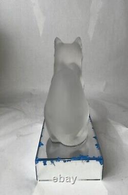 Paire de figures de chat assis et accroupi en cristal givré Lalique France