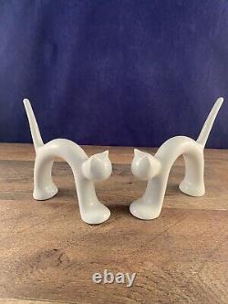 Paire de figurines de chat en porcelaine blanche de haute qualité moulées à la main ISRAEL NAAMAN des années 1970