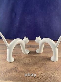 Paire de figurines de chat en porcelaine blanche de haute qualité moulées à la main ISRAEL NAAMAN des années 1970