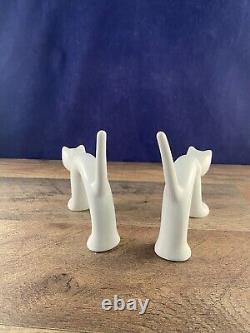 Paire de figurines de chat en porcelaine blanche de haute qualité moulées à la main ISRAEL NAAMAN des années 1970
