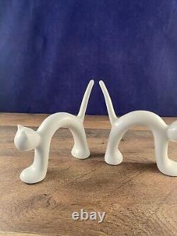 Paire de figurines de chat en porcelaine blanche de haute qualité moulées à la main ISRAEL NAAMAN des années 1970