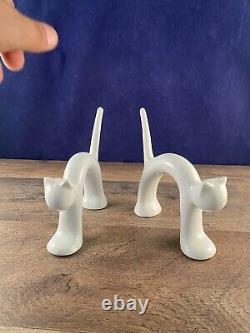 Paire de figurines de chat en porcelaine blanche de haute qualité moulées à la main ISRAEL NAAMAN des années 1970