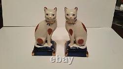 Paire de statues de chat blanc Fitz & Floyd sur base orange cobalt et accent doré antique