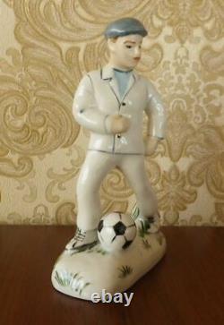 Porcelaine Figurine Joueur De Football Amateur Soccer Guy Russe Vintage Art Déco