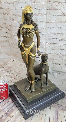 Reine Cléopâtre d'Égypte nue et grand chat en bronze Art Déco par la méthode de la cire perdue.