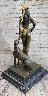 Reine Cléopâtre d'Égypte nue et grand chat en bronze Art Déco par la méthode de la cire perdue.
