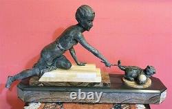 Sculpture Art Déco d'un enfant jouant avec un chat
