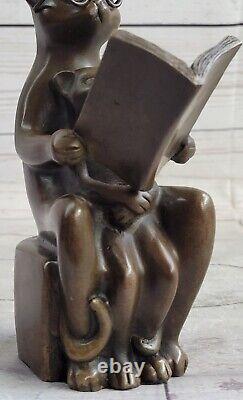Sculpture de jardin en bronze de chat lisant un livre avec des lunettes, décor art déco à prix avantageux