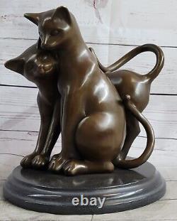 Sculpture élégante de chat félin en bronze coulé à chaud de style Art Déco à patine sombre.