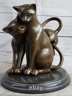 Sculpture élégante en bronze coulé à chaud représentant un chat félin de style Art déco avec une patine sombre.