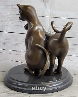 Sculpture élégante en bronze coulé à chaud représentant un chat félin de style Art déco avec une patine sombre.