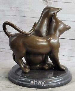 Sculpture élégante en bronze coulé à chaud représentant un chat félin de style Art déco avec une patine sombre.