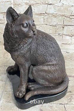 Sculpture en bronze Art Déco de chat amical félin signée, sur socle en marbre d'origine.