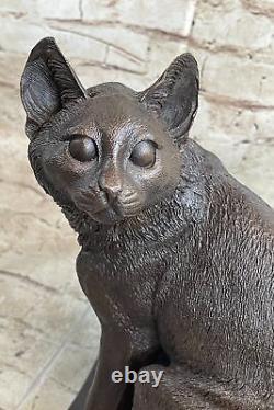 Sculpture en bronze Art Déco de chat amical félin signée, sur socle en marbre d'origine.
