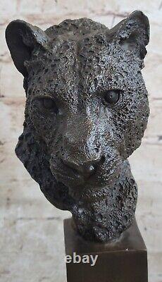 Sculpture en bronze de buste de lion mâle africain signée Art Déco sur figurine en marbre