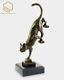 Sculpture En Bronze De Chat Marchant Sur Les Escaliers