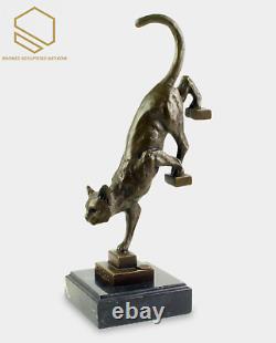 Sculpture en bronze de chat marchant sur les escaliers