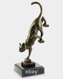 Sculpture en bronze de chat marchant sur les escaliers