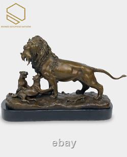 Sculpture en bronze de lion avec des lionceaux