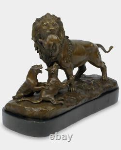 Sculpture en bronze de lion avec des lionceaux