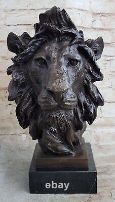Sculpture en bronze représentant une tête de lion mâle africain, œuvre d'art signée, style Art déco, en marbre.