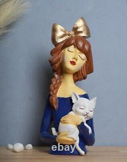 Sculpture en polyrésine fabriquée d'une fille joyeuse avec un chat