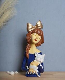 Sculpture en polyrésine fabriquée d'une fille joyeuse avec un chat