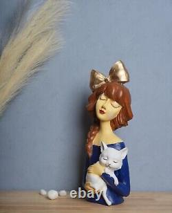 Sculpture en polyrésine fabriquée d'une fille joyeuse avec un chat